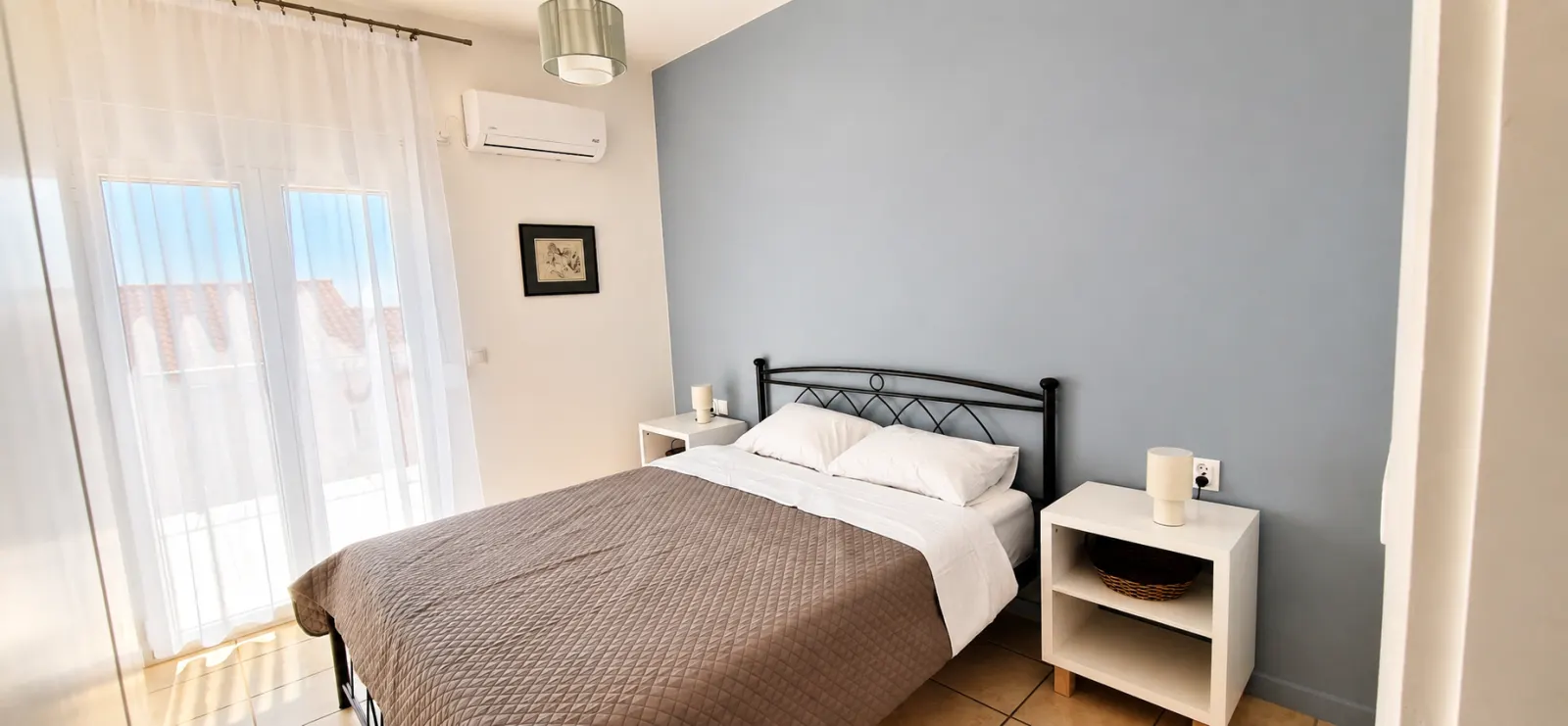 Second bedroom with blue accent wall and balcony, Villa Aquarius Kefalonia